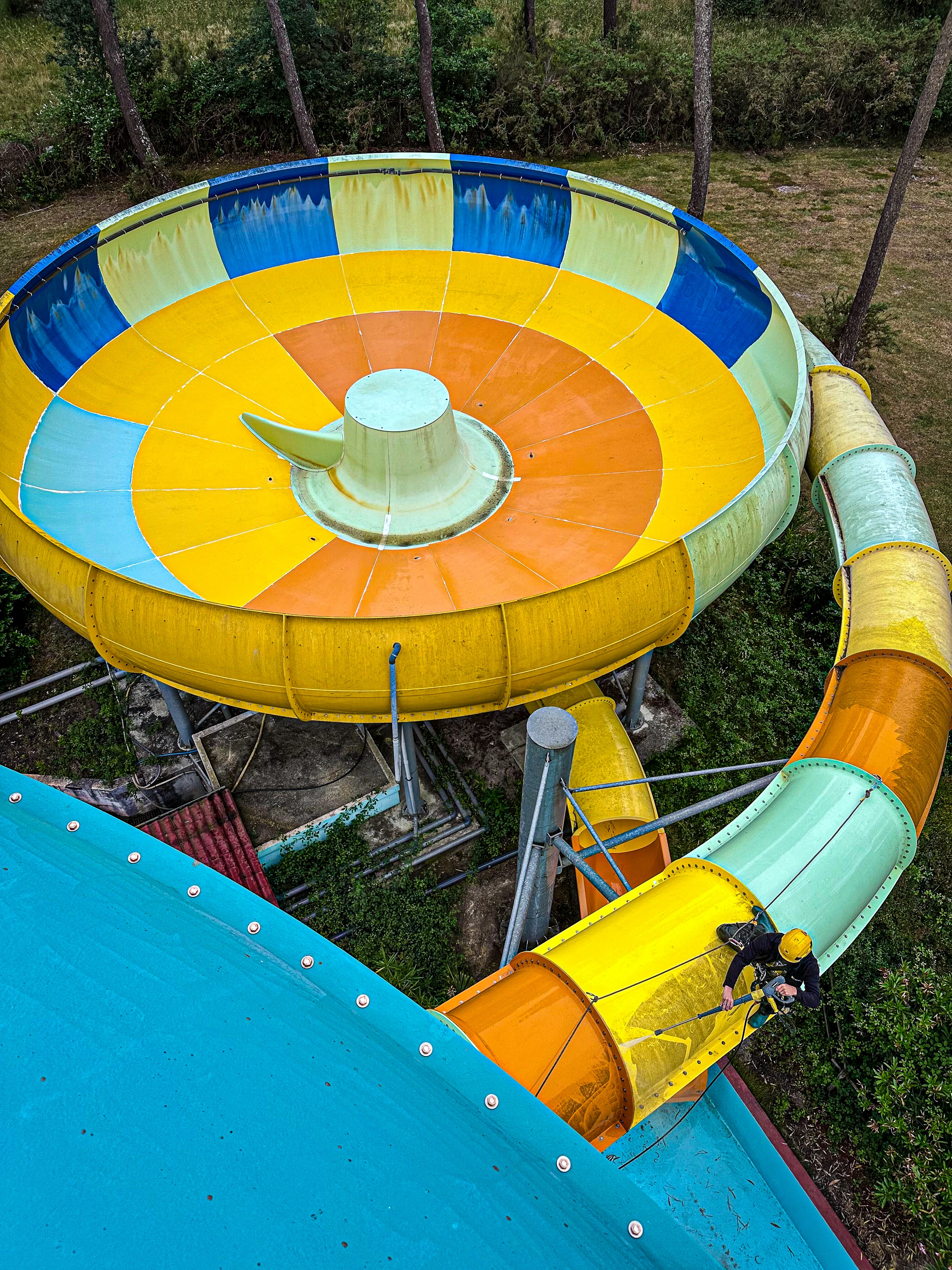 Intervention de cordistes MS Access pour raviver les couleurs chez AQUALAND à Gujan Mestras (industrie) – 1